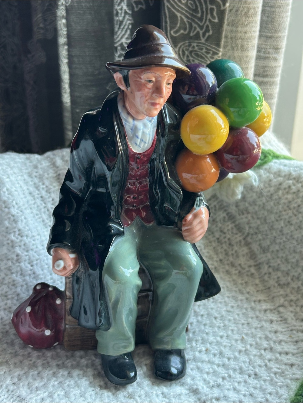 Vintage-Style Ceramic Balloon Seller Figurine - Multicolor pair…